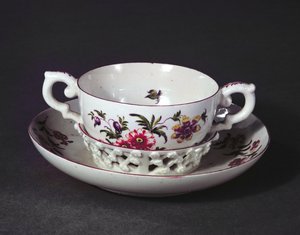 Derby trembleuse csésze és csészealj, 1758 körül (porcelán)